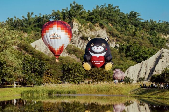 2025高雄愛．月熱氣球浪漫啟航，月世界奇景搭配高雄熊造型球掀觀光熱潮